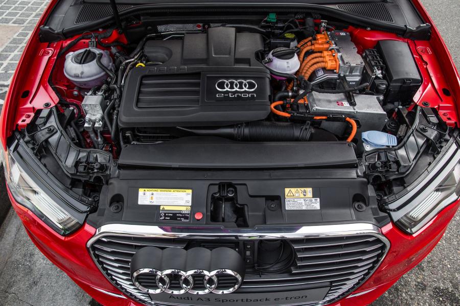 Моторный отсек Audi A3 Sportback e-tron (8V) 2015 года  (NA) (фото 23 из 25)